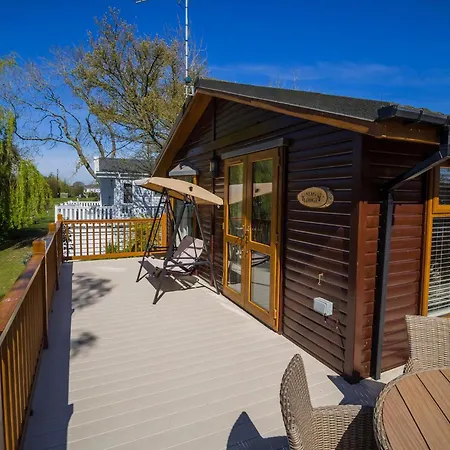 Stunning Lodge With Free Wifi For Hire At Carlton Meres In Suffolk Ref 60013M Saxmundham Exterior photo