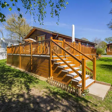 Stunning Lodge With Free Wifi For Hire At Carlton Meres In Suffolk Ref 60013M Saxmundham Exterior photo