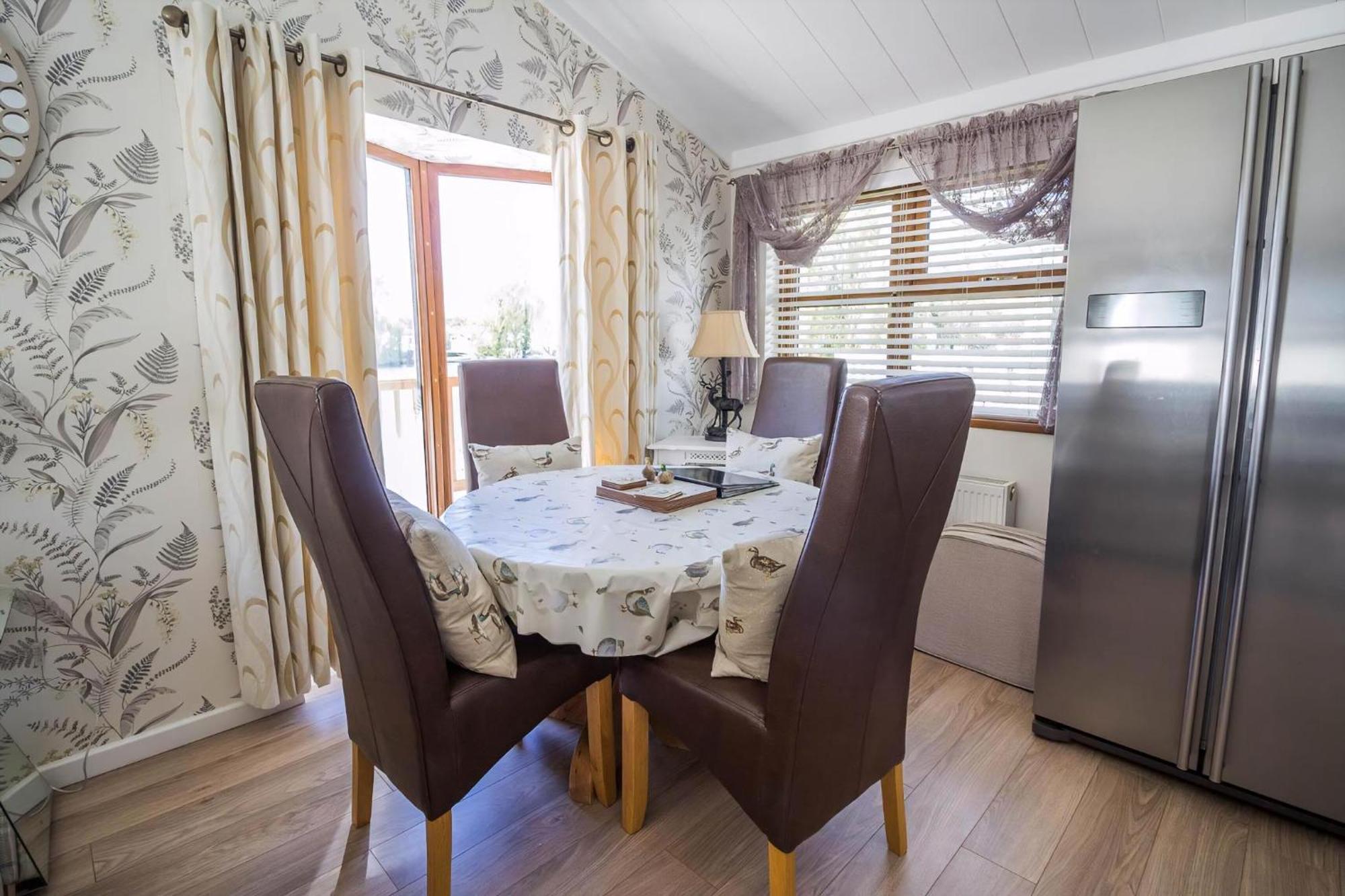 Stunning With Free Wifi For Hire At Carlton Meres In Suffolk Ref 60013m Деревянный коттедж
