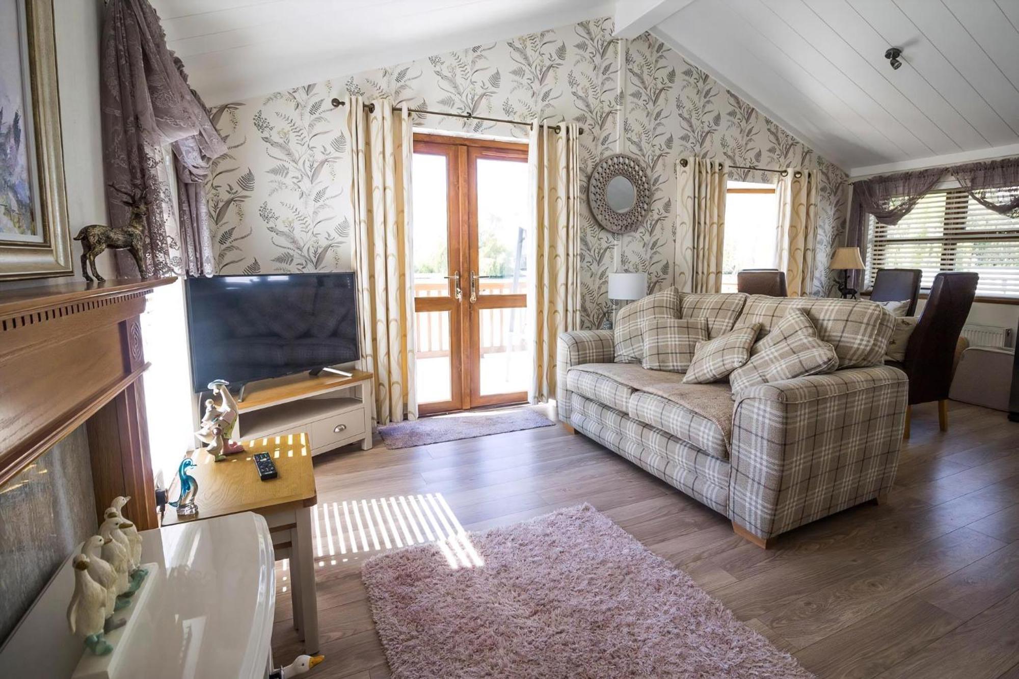 Деревянный коттедж Stunning With Free Wifi For Hire At Carlton Meres In Suffolk Ref 60013m Саксмундхэм