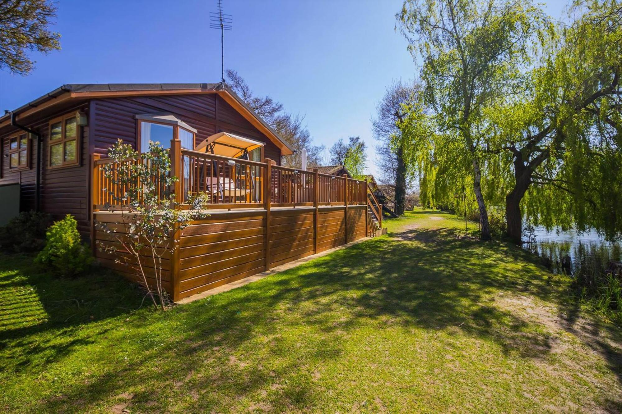 Stunning With Free Wifi For Hire At Carlton Meres In Suffolk Ref 60013m Деревянный коттедж